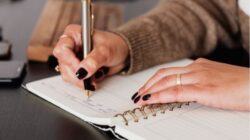 Menulis Jurnal Harian Membantu Menjaga Motivasi Tetap Stabil
